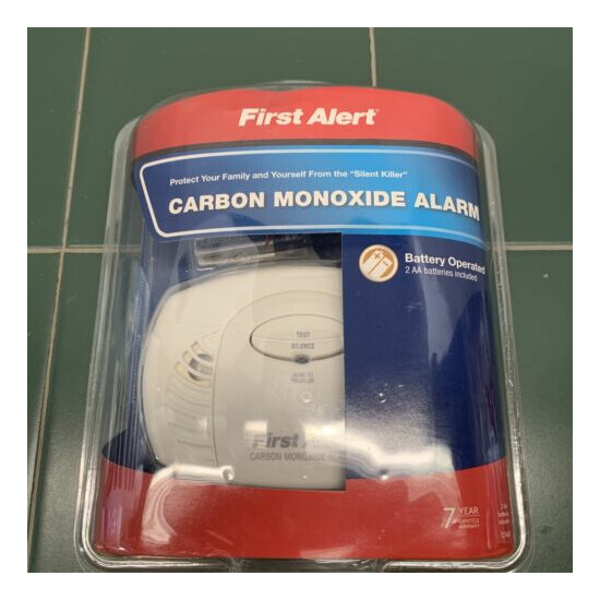 First Alert CO400 Carbon Monoxide Alarm Detector image {1}
