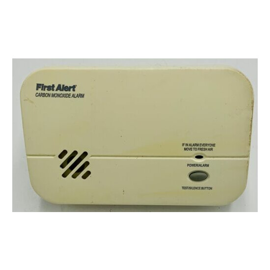 New In Package First Alert Carbon Monoxide Alarm NOS Model FCD2NP Basic Plug In image {1}
