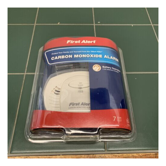 First Alert CO400 Carbon Monoxide Alarm Detector image {3}