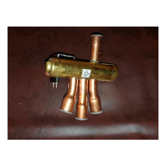 New Reversing Valve P/N t-111-500-037 with part # shf-4-10fa4 image {2}